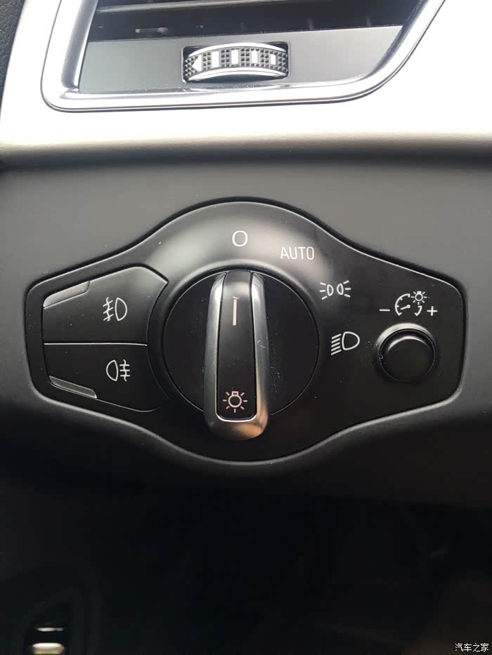 请问大灯高度怎么调节