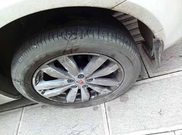 【图】轮胎瘪了,找亮点的来……_荣威350论坛_汽车之家论坛