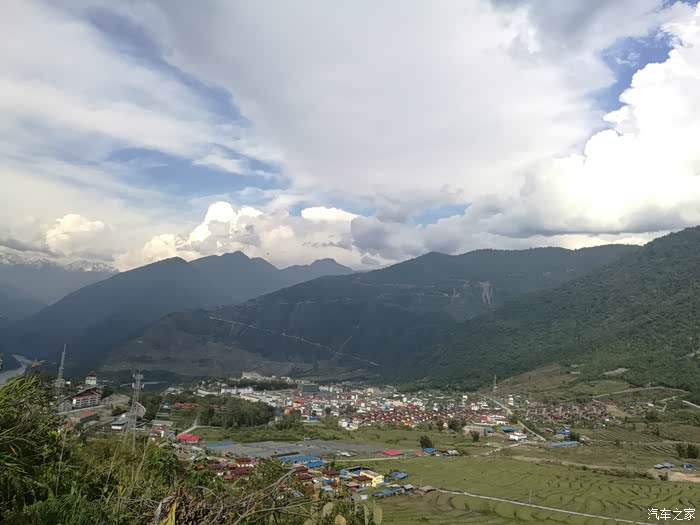 鸟瞰整个墨脱县城.