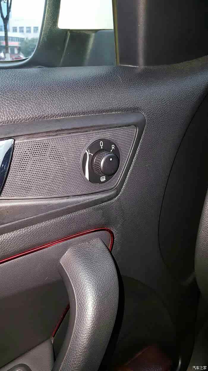 后视镜调节按钮怎么拆啊?