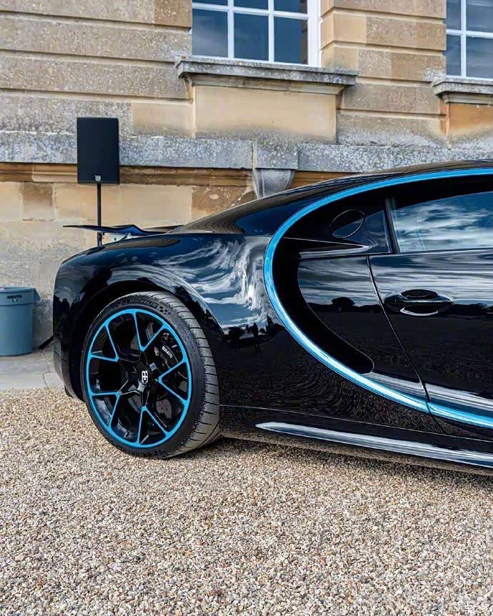 黑色布加迪chiron,霸气外漏!