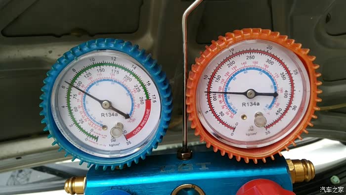 这个空调压力可正常?,有时检视口还是冒白泡