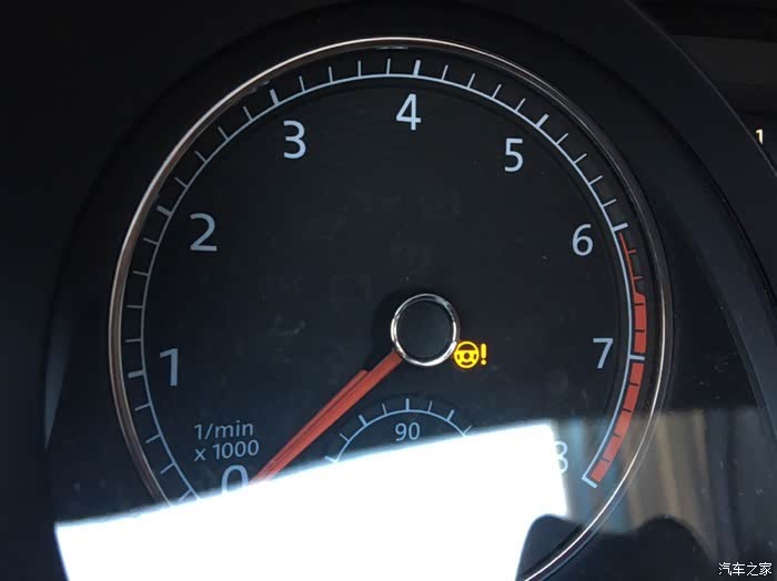 一打开车门 坐上座椅 方向盘故障灯黄色会亮几秒,然后自动熄灭了,点火