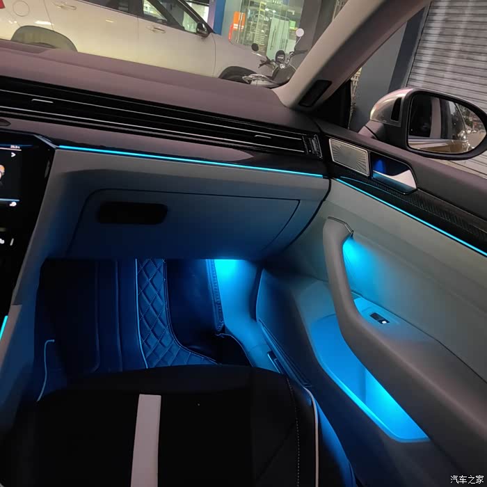 大众cc380卡库金改装氛围灯和迎滨灯过程和效果