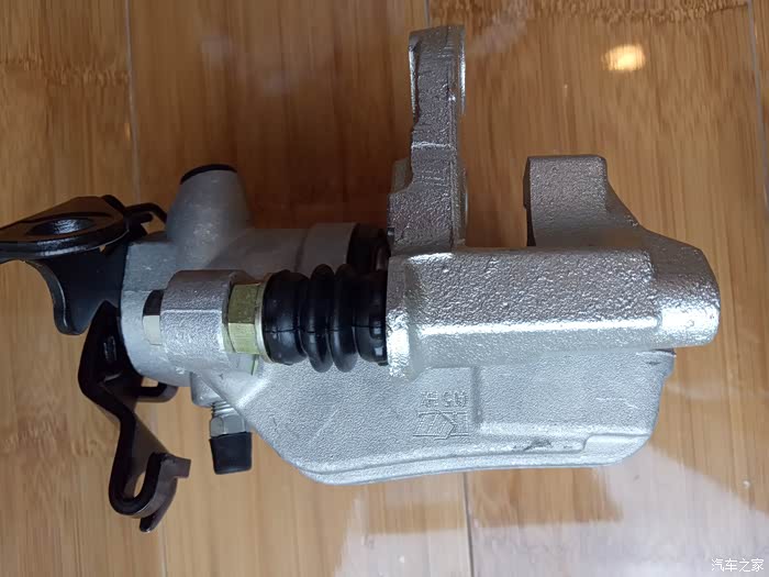 自己动手更换后悬架改装奥迪a4后刹车分泵