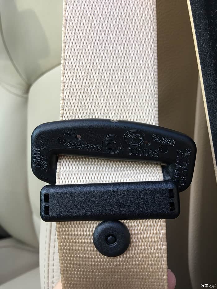 安全带扣环上注明zaer4mp具有预紧限力约束功能 行车中会自动勒紧安全