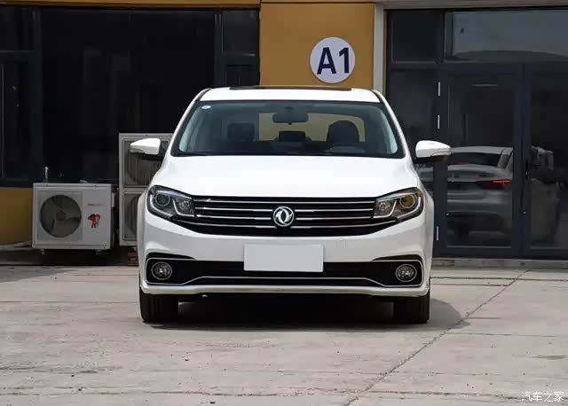 前脸格栅的设计在镀铬装饰条的点缀之下充满了质感