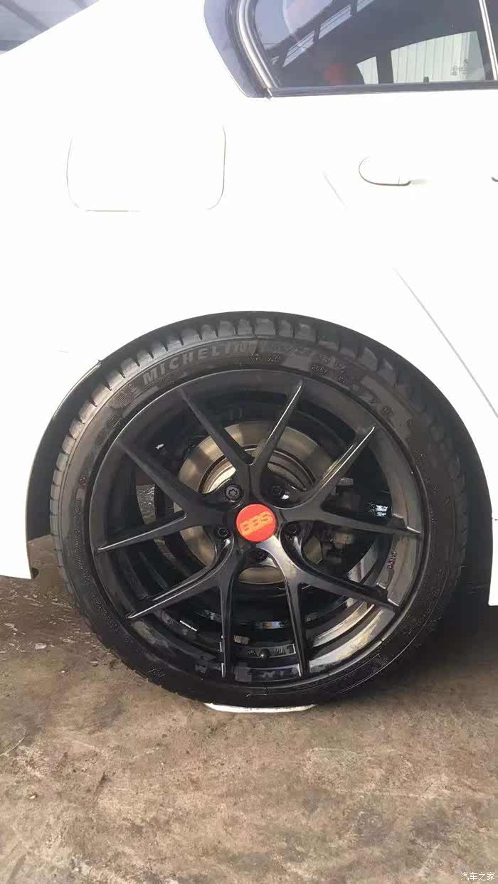 请问下,宝马x1顶配的19寸轮毂多少钱一个?谢谢