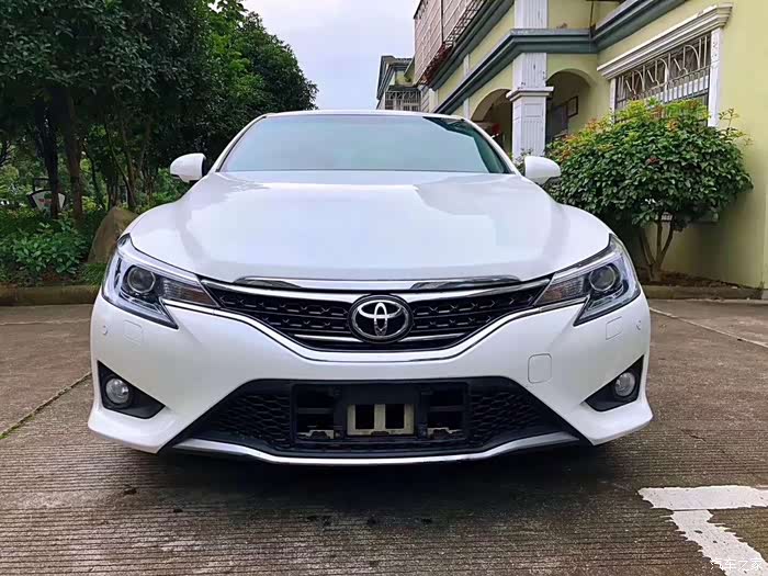 丰田锐志饱满的运动风格非常犀利霸气给人的视觉冲击很强烈