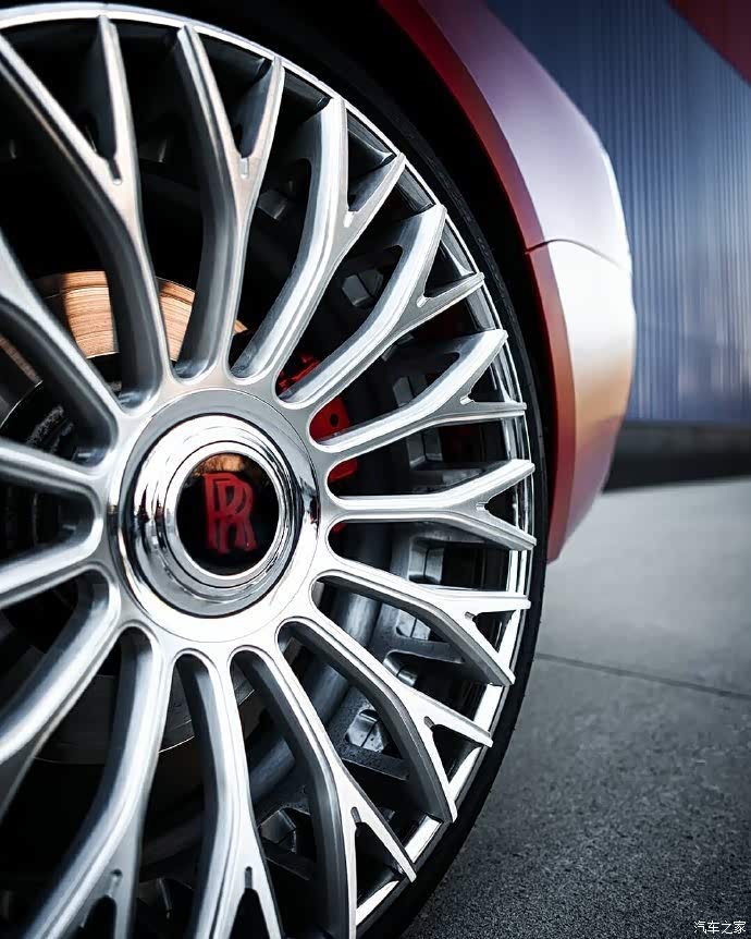 这款红色劳斯莱斯就是有气派,那银色的轮毂真是美极了,那车标美