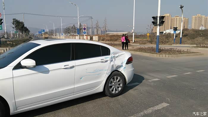 爱车左后叶子板被撞成这样还能钣金回原样吗?