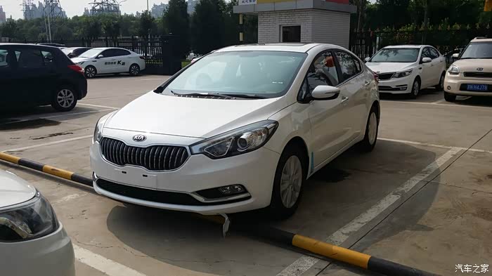 起亚k3提车作业珍珠白是好看