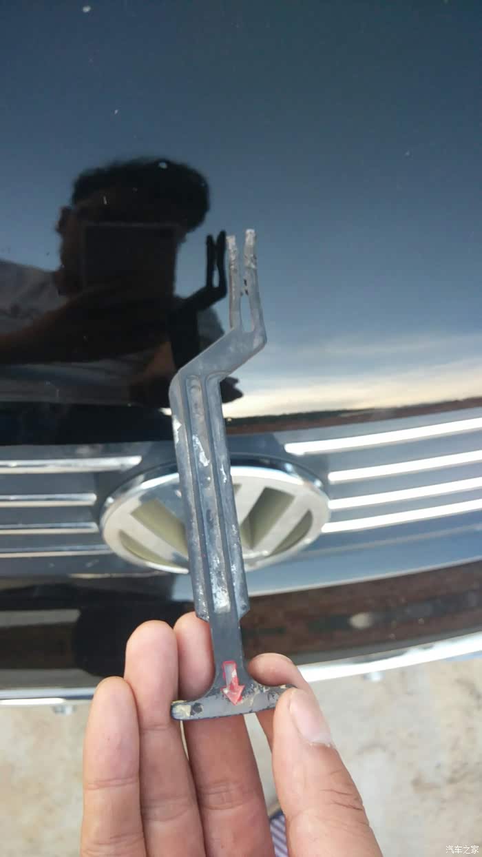老帕发动机盖拉手断了打不开机盖了有什么办法吗如图