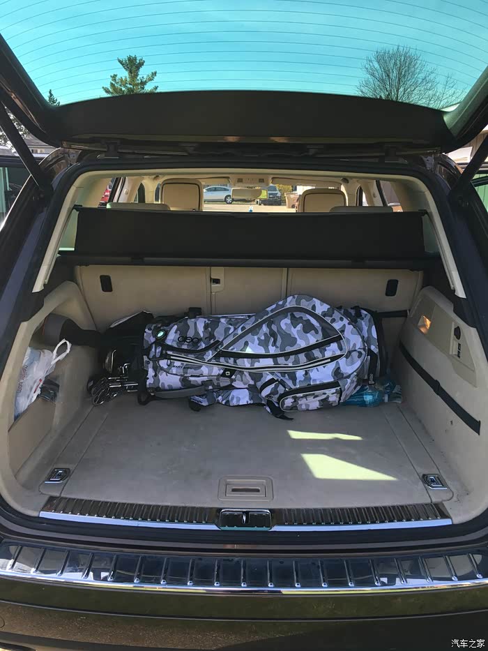 后备箱容积还不错,后排可以放倒