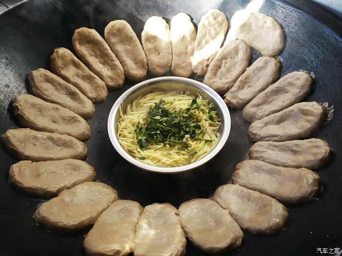 天的早餐——莜面贴饼子夹土豆丝