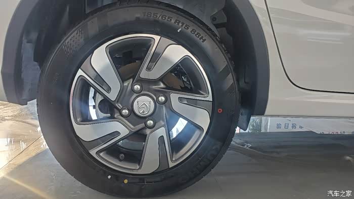 车轮还是挺好看的,套色轮毂