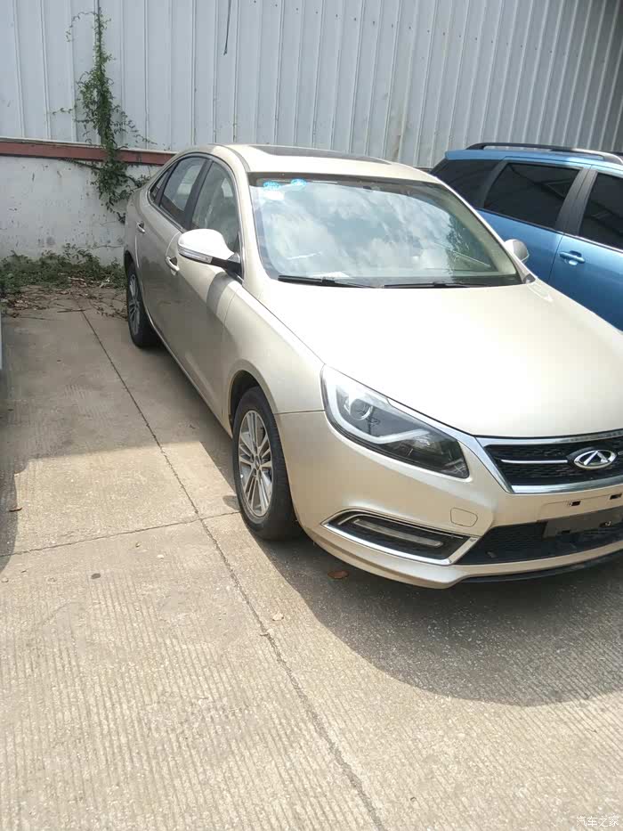 金色,我也是第一次见到实车!网上照片太少了,而且买的人也很少