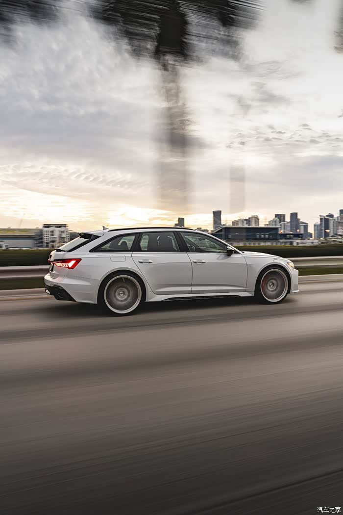 白色的奥迪rs6 avant(c8),在路上行驶,动感十足.