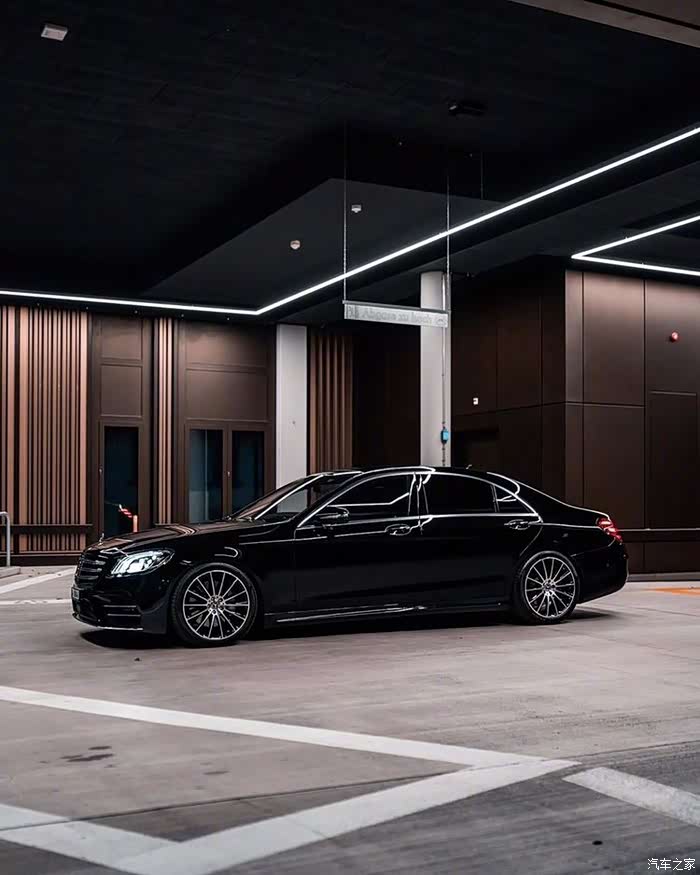 四门儿两门儿奔驰s级放在同一背景下,你更喜欢谁?