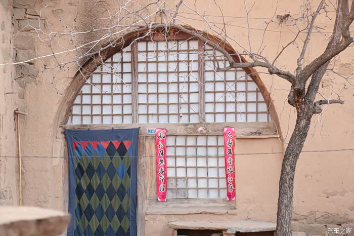 五孔窑洞有暖阁,摆放描金箱子,大立柜等.