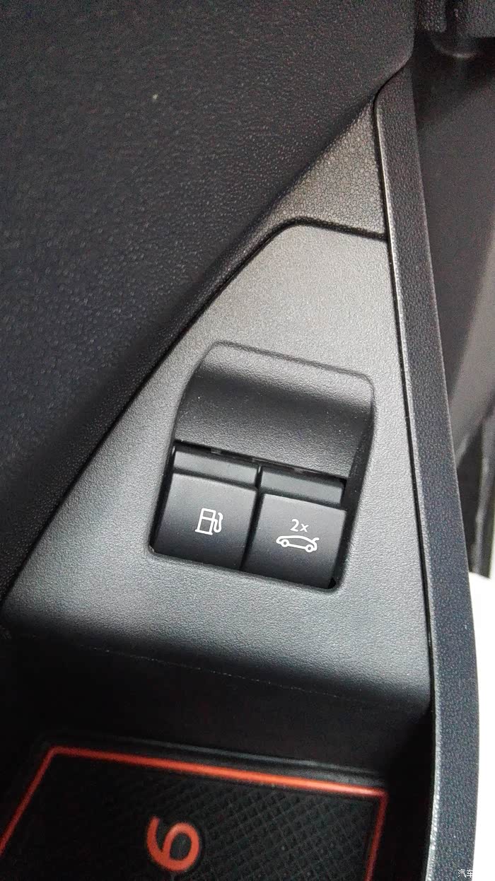 刚看一个车友的照片,是半年前的ds6 后备箱开启键上没有"2×"字样,有