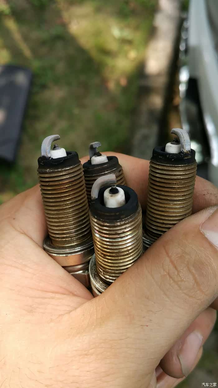 侧电极发白,说明点火能量强了,火花塞侧电极耐温能力有限,质量真的般