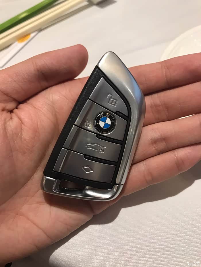 开宝马坐宝马!广州首台矿石白530li尊享豪华提车作业!