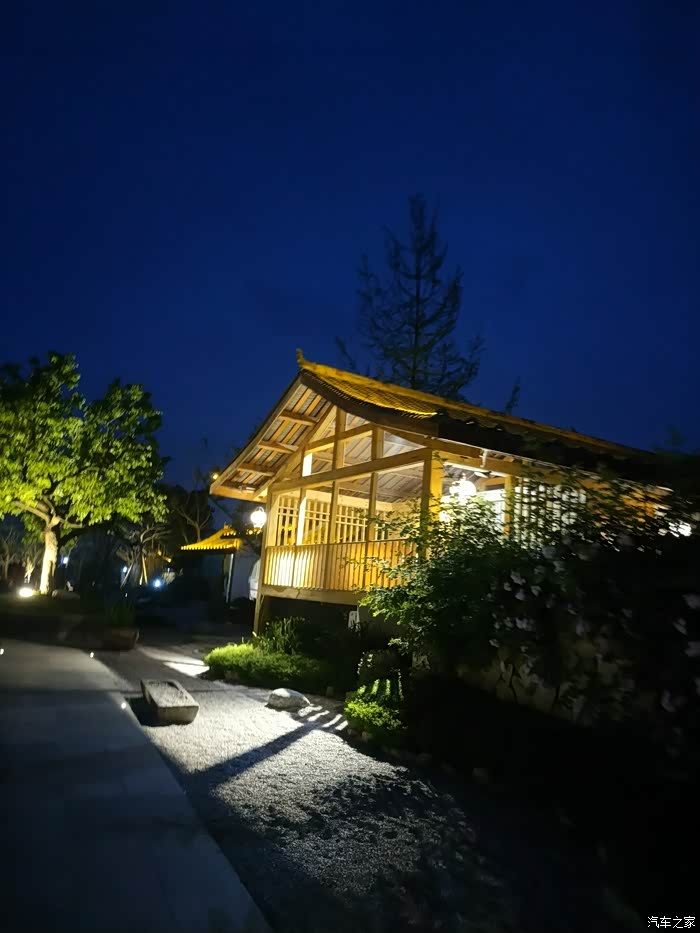 万物复苏送福利和爱车自驾网红山庄看夜景