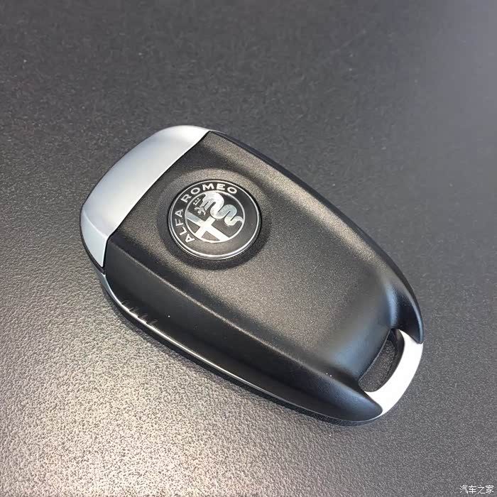 有个性不张扬重庆首批阿尔法罗密欧giulia内红外白提车作业