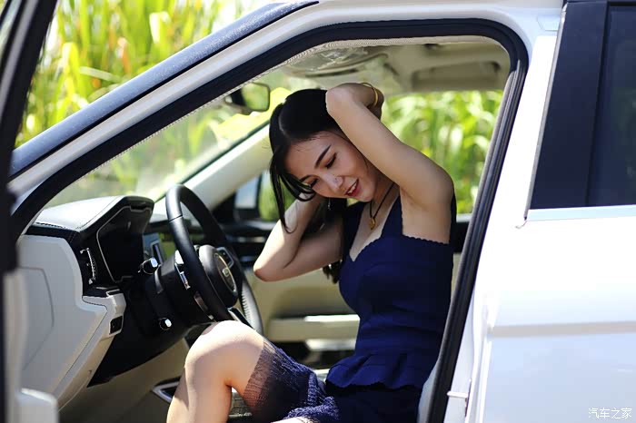 兄弟媳妇儿当车模之绽放在夏日的神采飞扬