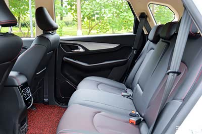 保证宝骏560在空间尺寸空间灵活度面出色表现