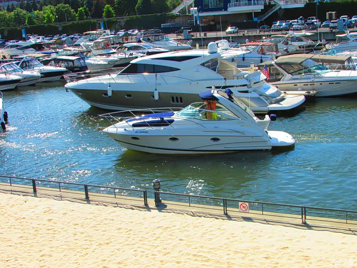 圣劳伦斯河畔游艇沙滩比基尼