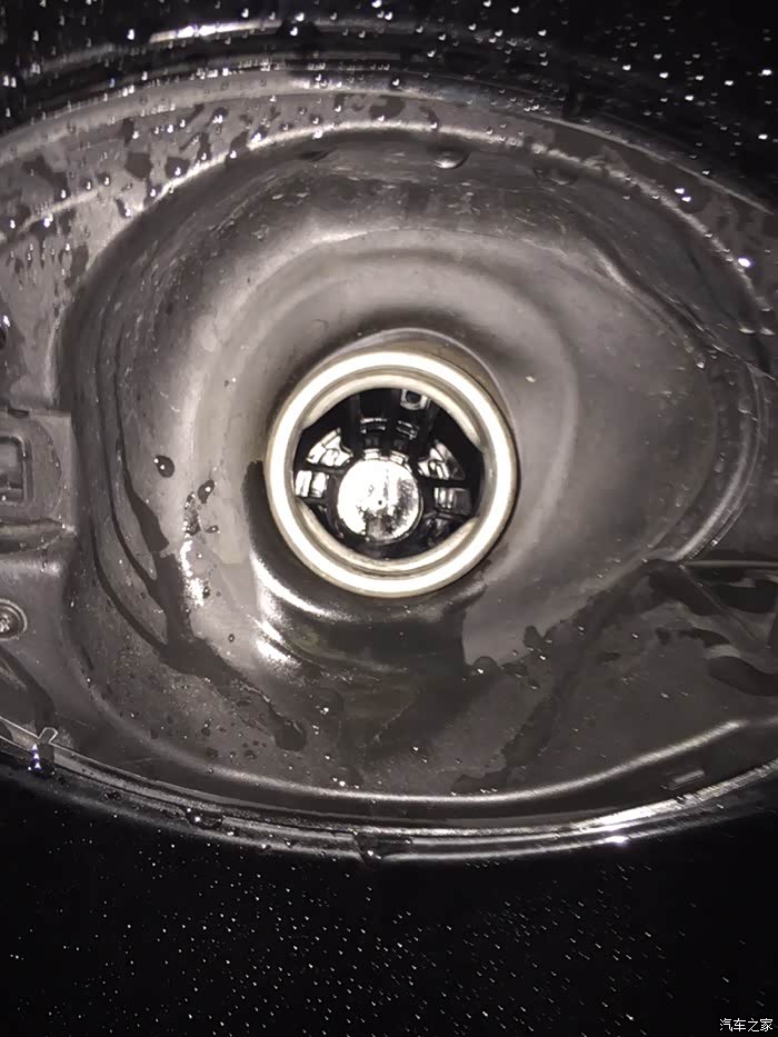 加油孔周围的小孔是干嘛用的通哪里