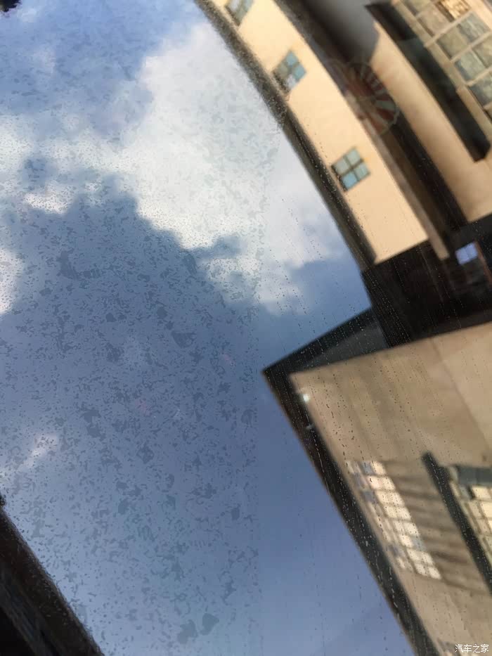 请问挡风玻璃上的雨水痕迹怎么去除?洗车达人进.