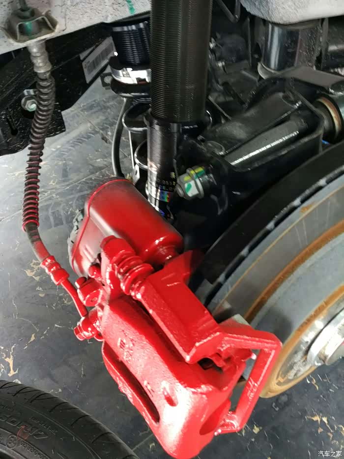 亮红色刹车卡钳喷漆