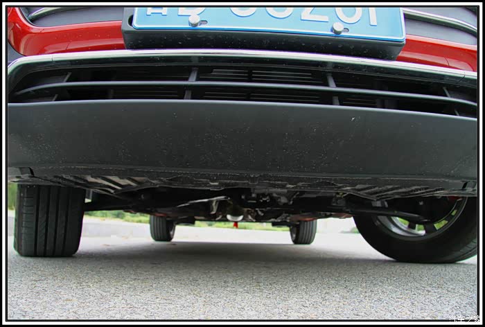 前面上扬的底盘,提高了各种路况的通过性.