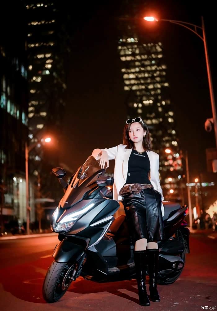 美丽的夜色下,美丽的女子,帅气的摩托.
