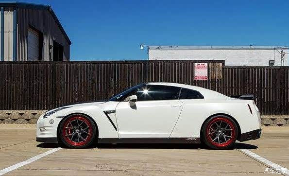 这是gtr的侧面,看起来比例挺和谐.