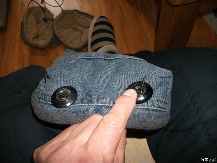 用旧防寒服和旧牛仔裤制作的加厚护膝