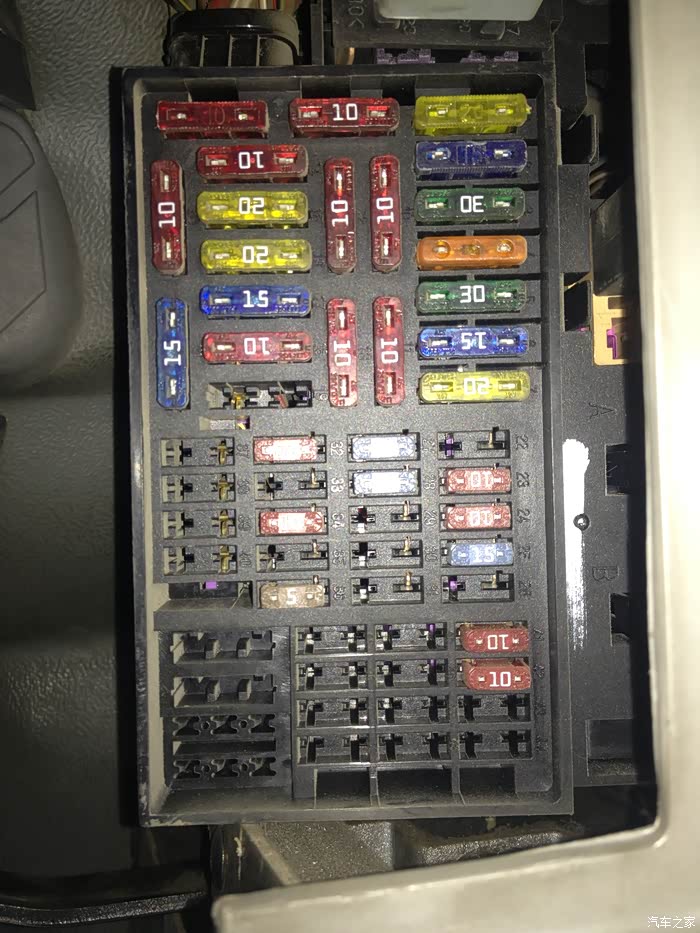 乱动桑塔纳三千的保险盒.