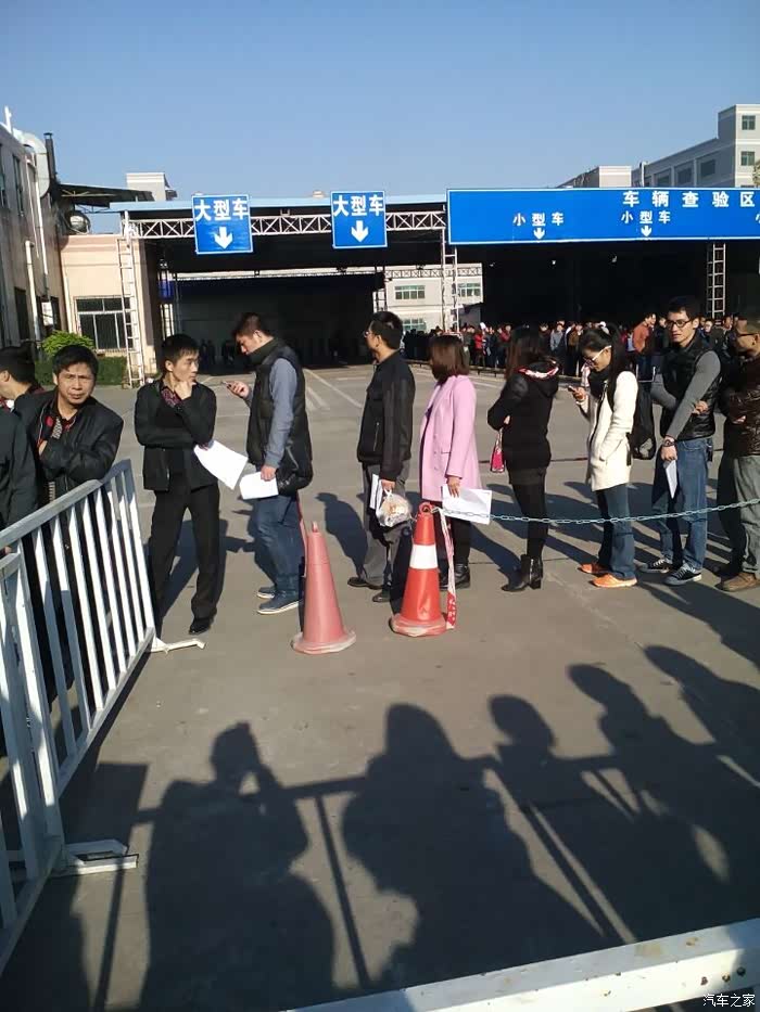 上周六早上八点前到惠州车管所排队预约,场面酷似春运排队购票!