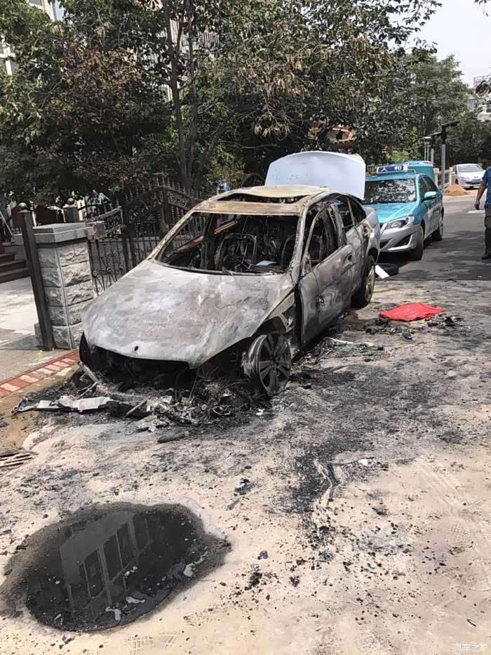 奔驰c200冷车深夜自燃惊悚慎入