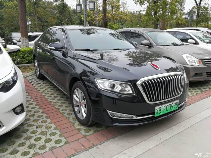 在酒店门口停车场看到的新款红旗h7油电混合轿车