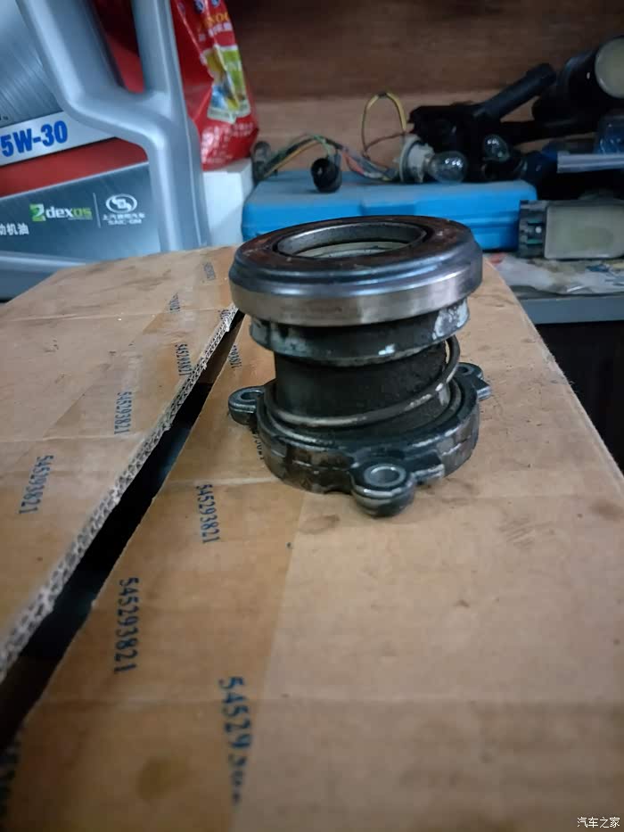 这是原车的分离轴承,没有防尘套,容易进去灰尘,我换的有防尘套.