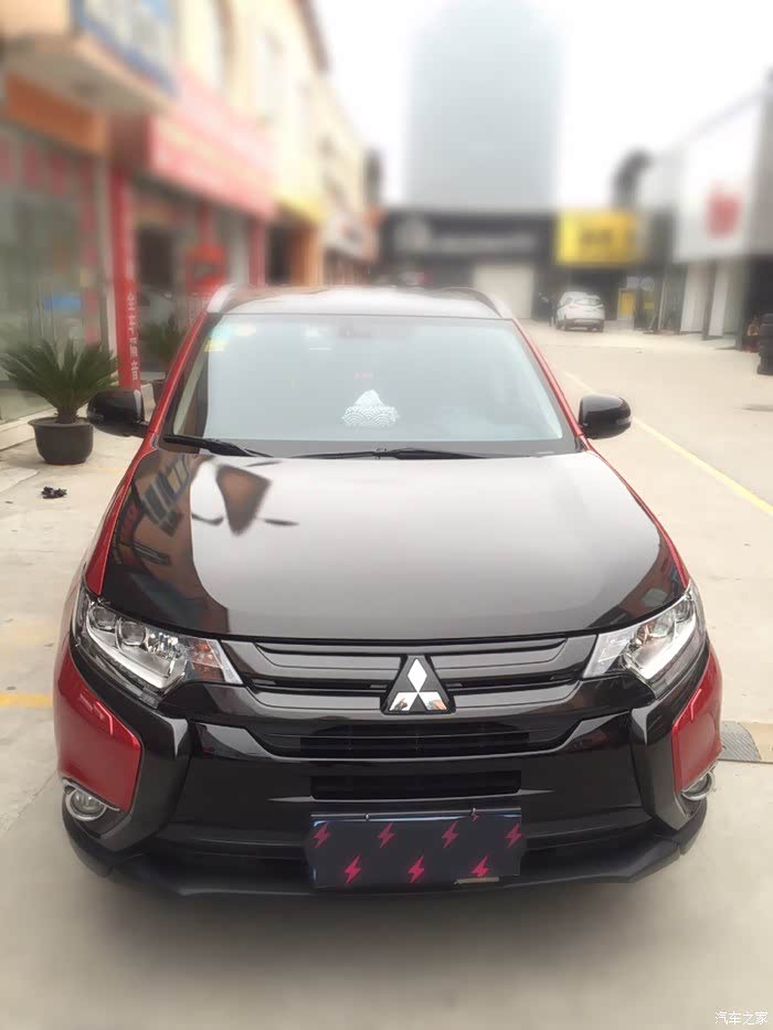 有人把前脸的镀铬装饰喷黑了吗?