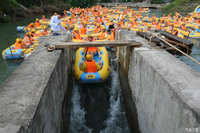 广西长安壹家人车友会金沙水漂流