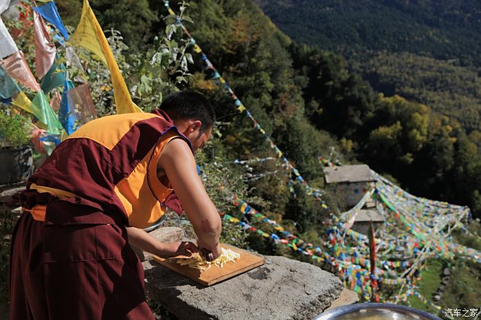 一座大山一座千年小寺廟一個小活佛獨自修行十多年