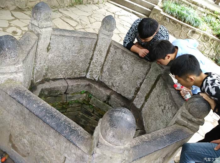 六角井,是诸葛亮当年隐居隆中时生活用水井.不过,里面应该是自来水.