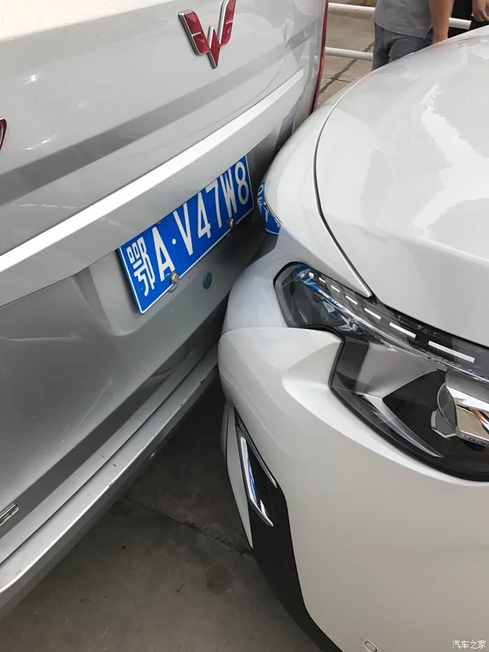 看这个照片肯定觉得我把别人追尾吧,其实是人家五菱倒车低俗撞到我,去