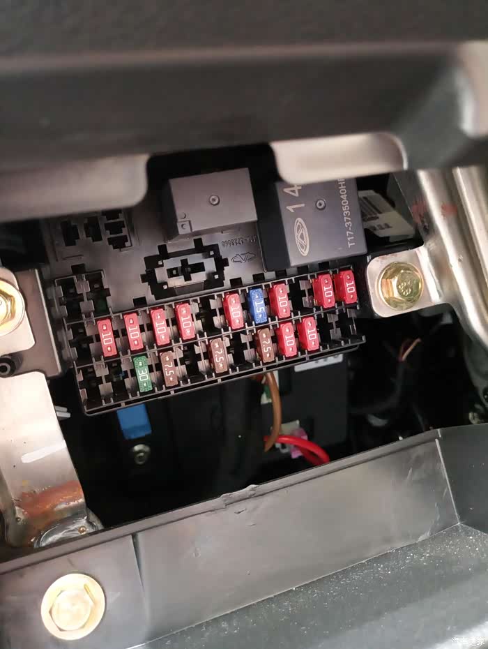 车友们请问艾5点烟器保险在哪呢?